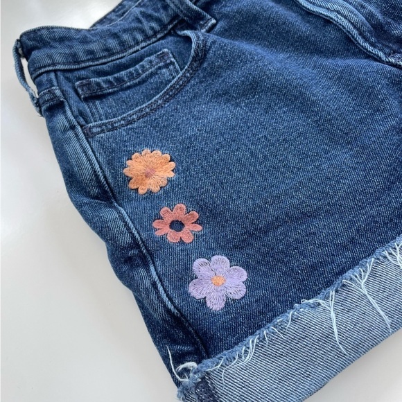 Hollister Women's Denim Ultra High Rise Mom Short Floral Embroidered Size 26 - Picture 5 of 8
